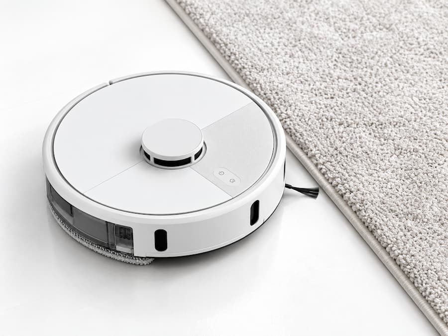 Roomba 115 Combo Blanco junto a una alfombra configurada como zona de no fregado